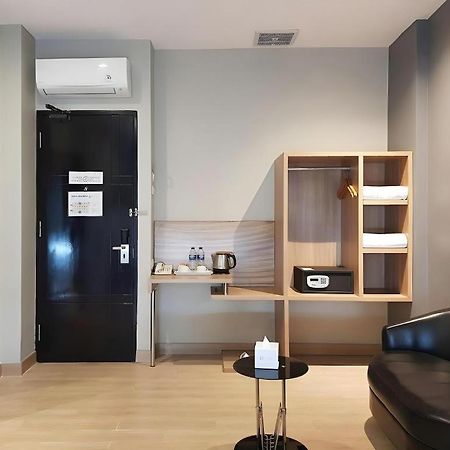 U Stay Hotel Mangga Besar Джакарта Экстерьер фото