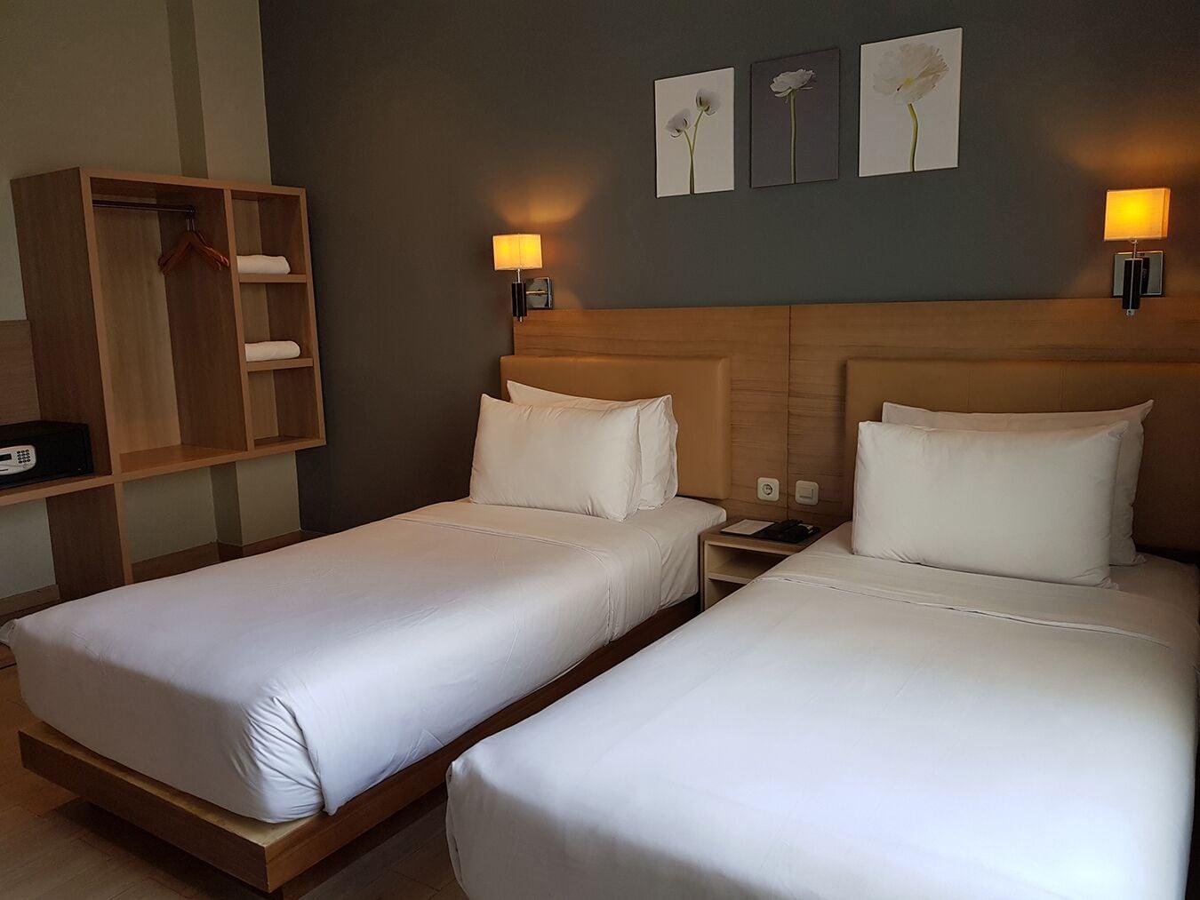 U Stay Hotel Mangga Besar Джакарта Экстерьер фото