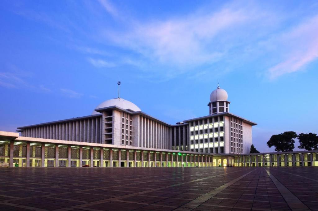 U Stay Hotel Mangga Besar Джакарта Экстерьер фото