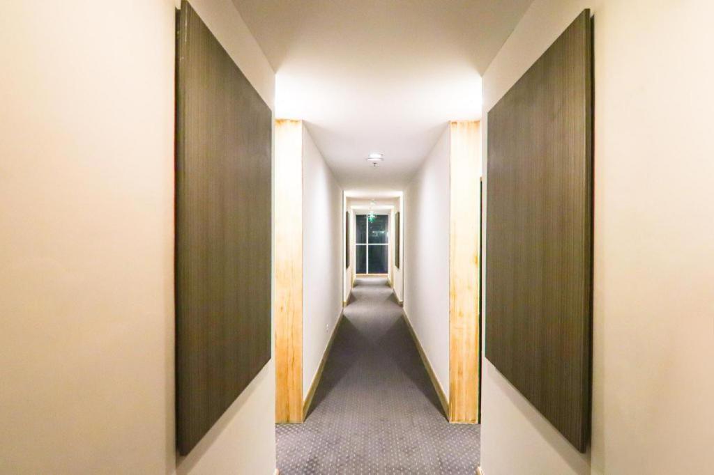 U Stay Hotel Mangga Besar Джакарта Экстерьер фото