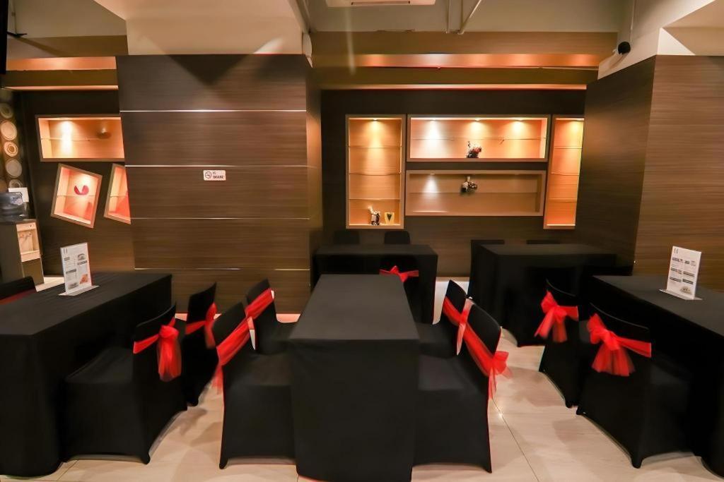U Stay Hotel Mangga Besar Джакарта Экстерьер фото
