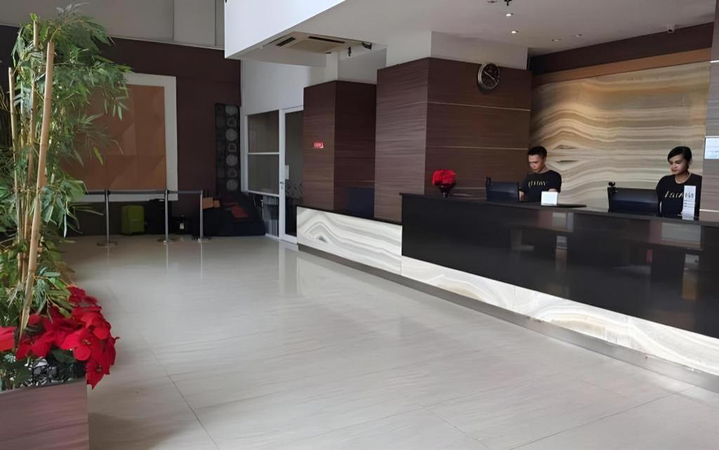 U Stay Hotel Mangga Besar Джакарта Экстерьер фото