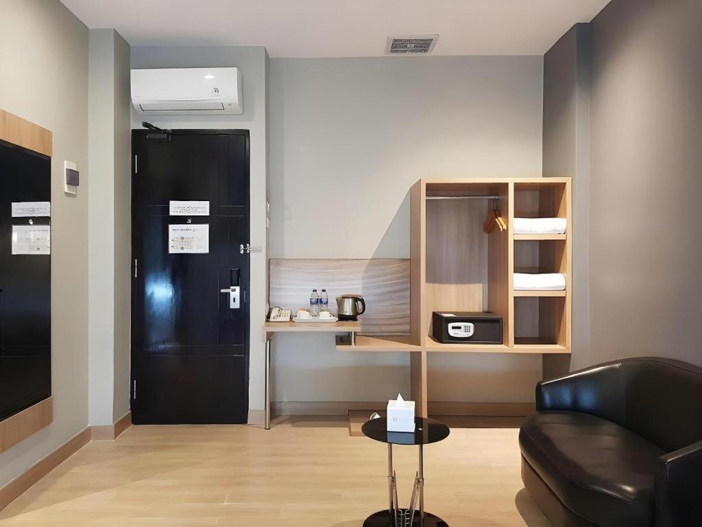 U Stay Hotel Mangga Besar Джакарта Экстерьер фото