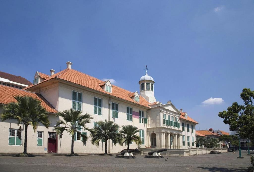 U Stay Hotel Mangga Besar Джакарта Экстерьер фото