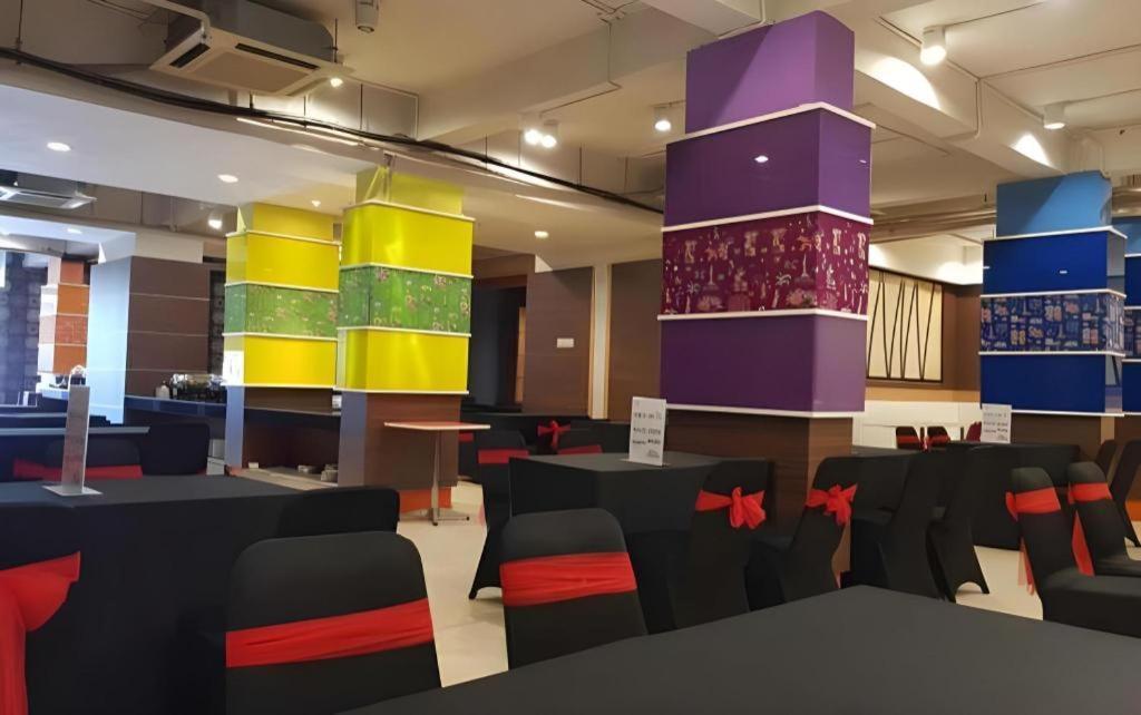 U Stay Hotel Mangga Besar Джакарта Экстерьер фото