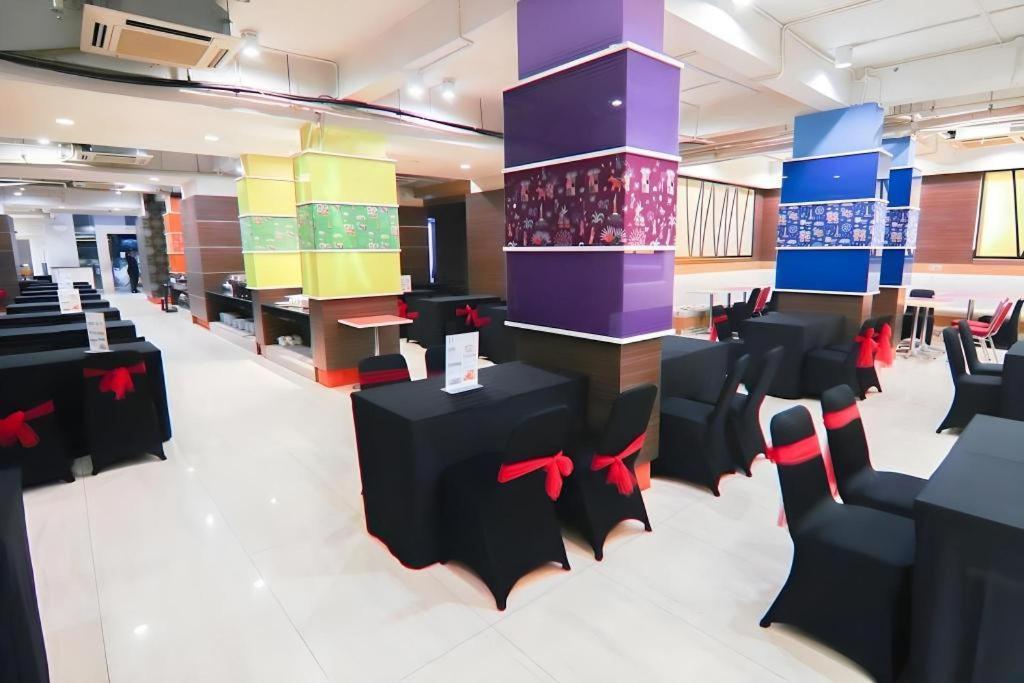 U Stay Hotel Mangga Besar Джакарта Экстерьер фото