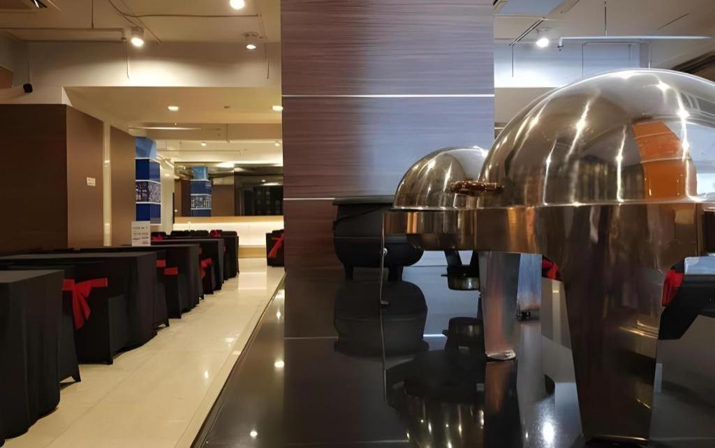 U Stay Hotel Mangga Besar Джакарта Экстерьер фото