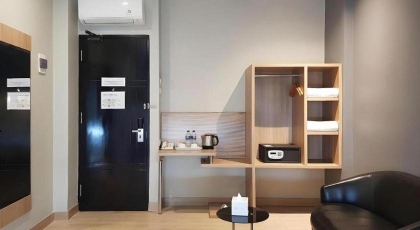 U Stay Hotel Mangga Besar Джакарта Экстерьер фото