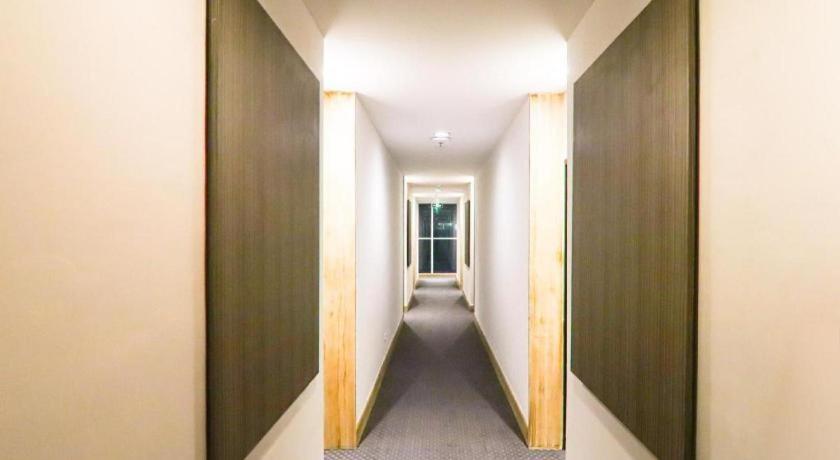 U Stay Hotel Mangga Besar Джакарта Экстерьер фото
