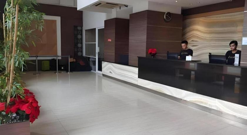 U Stay Hotel Mangga Besar Джакарта Экстерьер фото