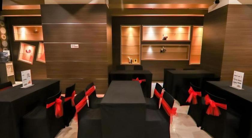 U Stay Hotel Mangga Besar Джакарта Экстерьер фото