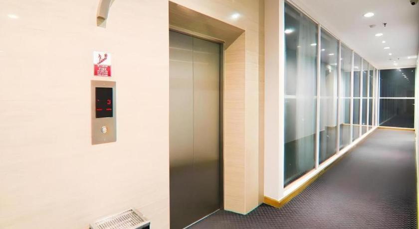U Stay Hotel Mangga Besar Джакарта Экстерьер фото