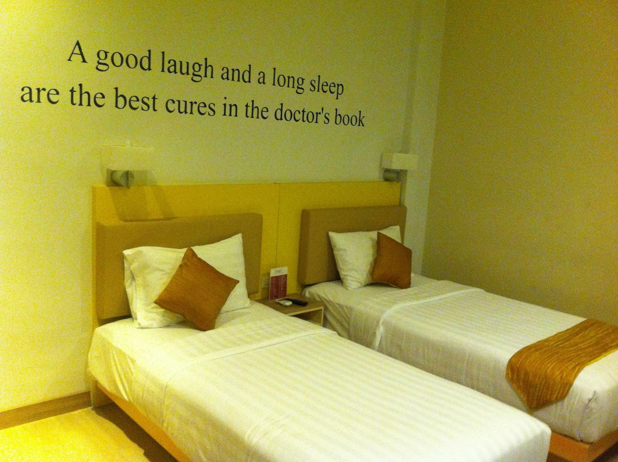 U Stay Hotel Mangga Besar Джакарта Экстерьер фото
