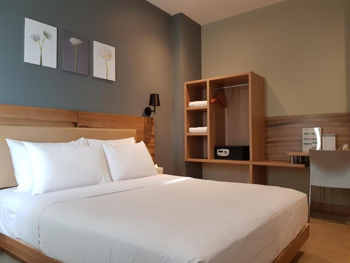 U Stay Hotel Mangga Besar Джакарта Экстерьер фото