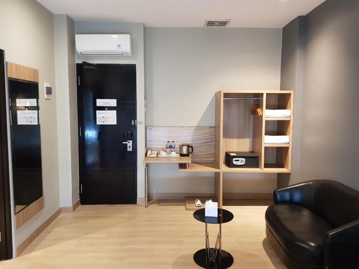U Stay Hotel Mangga Besar Джакарта Экстерьер фото