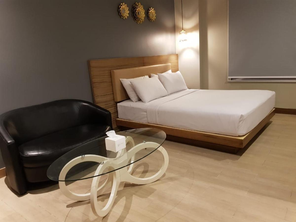 U Stay Hotel Mangga Besar Джакарта Экстерьер фото