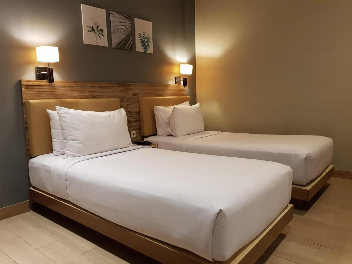 U Stay Hotel Mangga Besar Джакарта Экстерьер фото